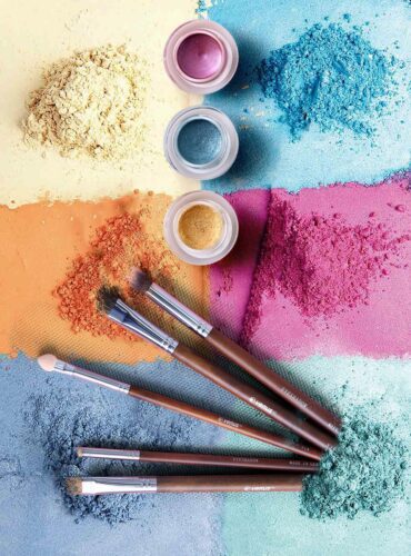 brush and powder for moms wearing make-up